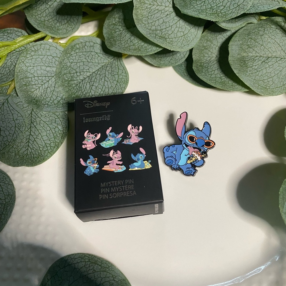 🍦 Disney Loungefly Mystery Pin – Stitch Eating Ice Cream (Lilo & Stitch) 🍦 - Picture 6 of 7